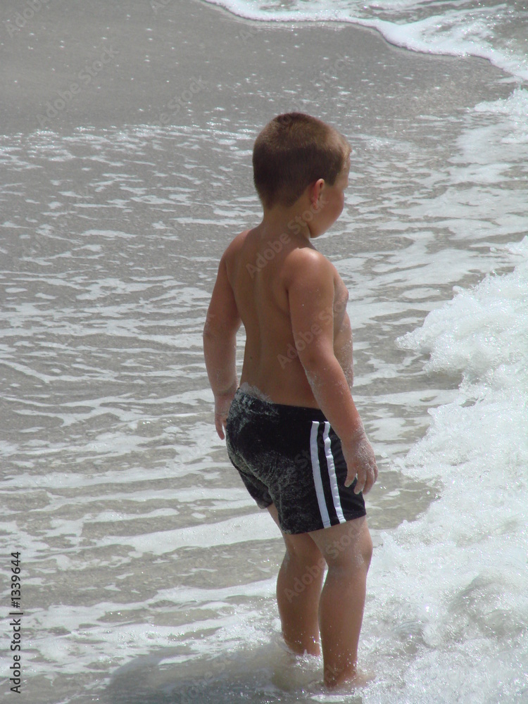 Fototapeta premium getting his feet wet