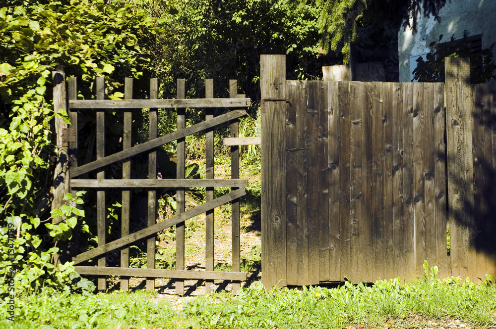 Naklejka premium wooden door