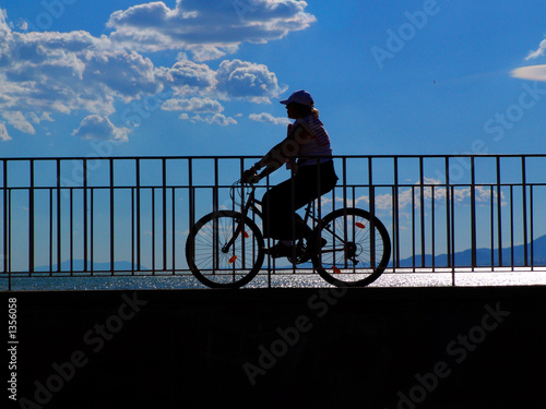 chica en bicicleta photo