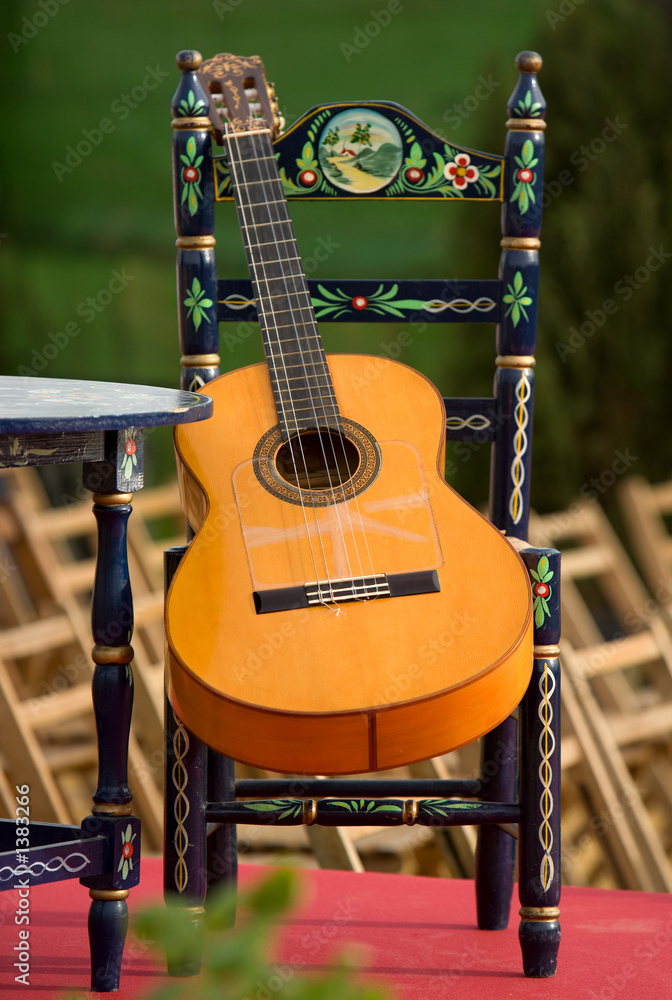 silla con guitarra foto de Stock | Adobe Stock