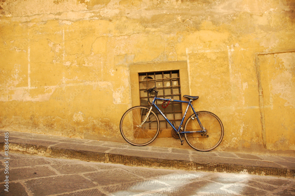 Fototapeta premium bike on yellow wall