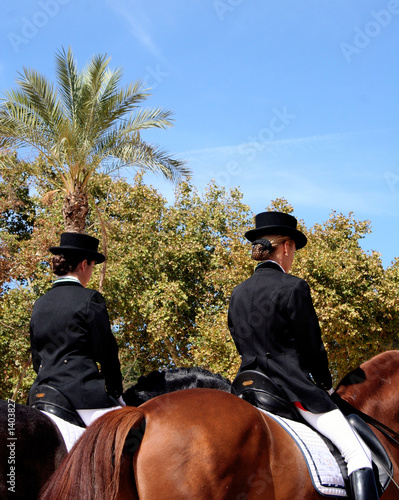 mujeres paseando a caballo