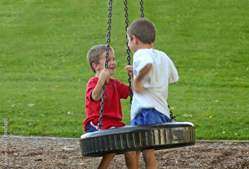 Εκτύπωση καμβά boy on tire swing