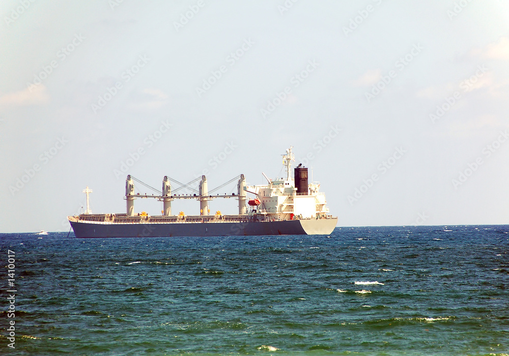 Фотография oceangoing cargo ship
