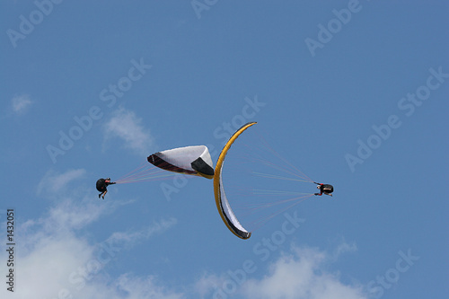 2 paragliders performing syncro sat