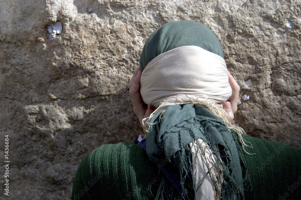 Obraz premium woman prayer at the western wall, jerusalem israel
