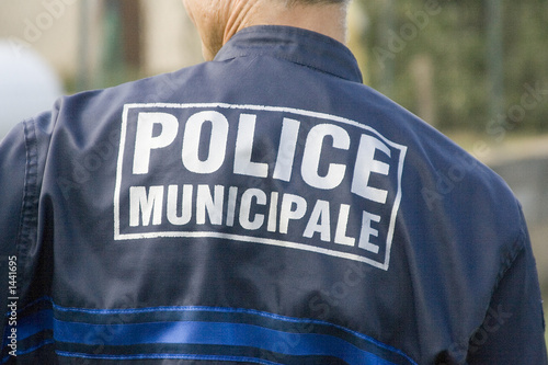 policier de dos