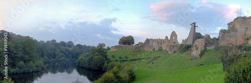 le lac et le château à tiffauges en vendée