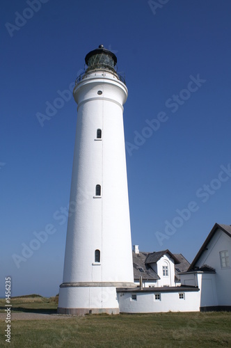 leuchtturm vor blauem himmel