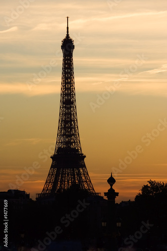 sunset on the eiffel tower © ErickN