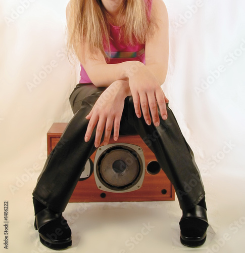 Fotografie young girl sitting on speaker