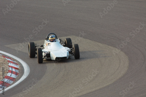 racing on circuit © Eric Gevaert