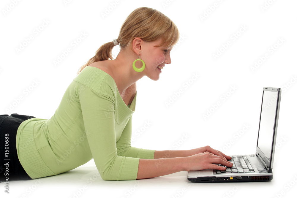 Naklejka premium girl lying on floor using laptop