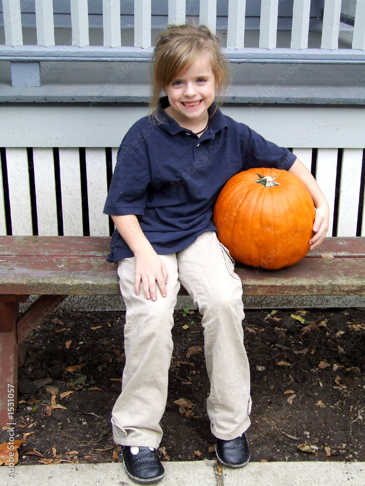 Fototapeta premium demure girl with pumpkin