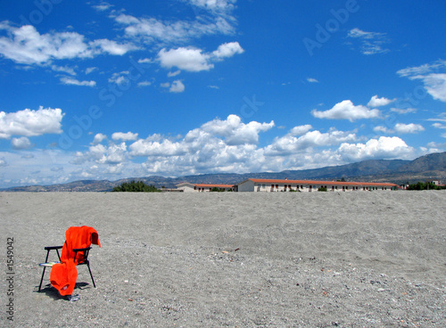 qualcosa di rosso sulla spiaggia