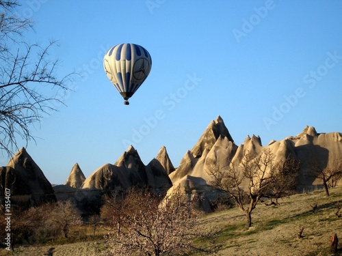 montgolfière sur les rochers de cappadoce