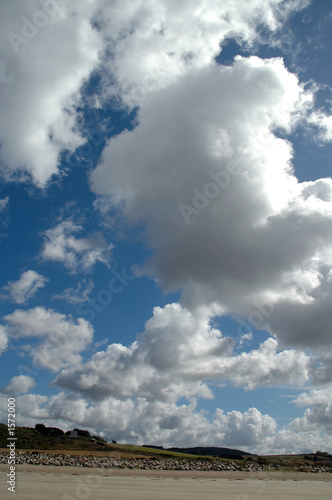 gros nuages sur ciel bleu (vertical)