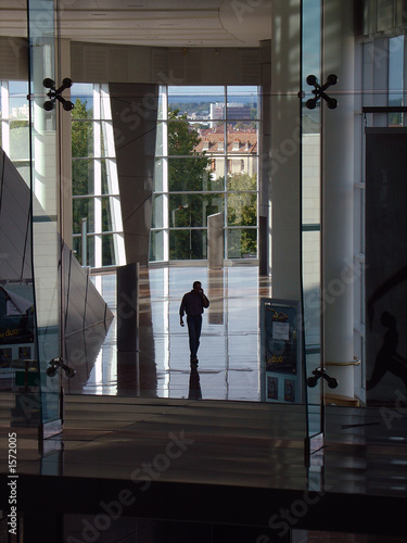 homme marchant dans architecture moderne