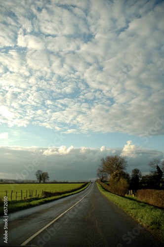 longue route de campagne en perspective