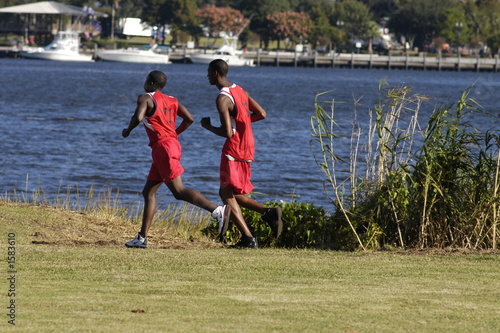 runners at water