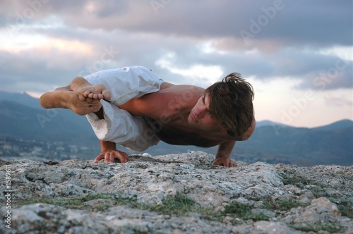 hatha-yoga: ashtavakrasana.
