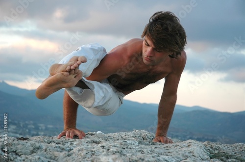hatha-yoga: ashtavakrasana #2