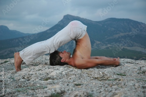hatha-yoga: halasana photo