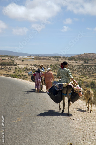 femmes sur le bord de la route