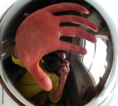 main et reflet
