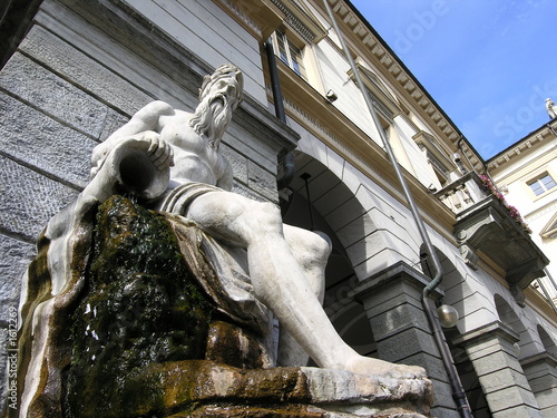 statue