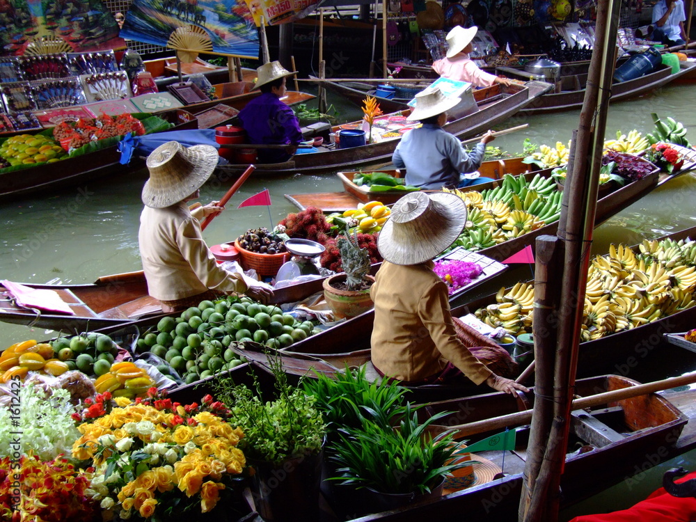 Naklejka premium pływający targ w bangkoku 2