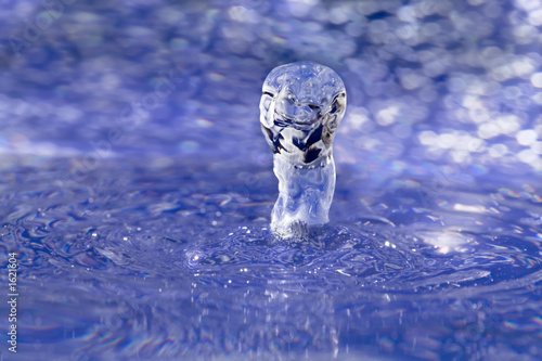 wassertropfen tanzt auf blauem wasser