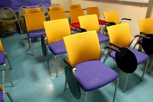 fauteuil dans salle de formation