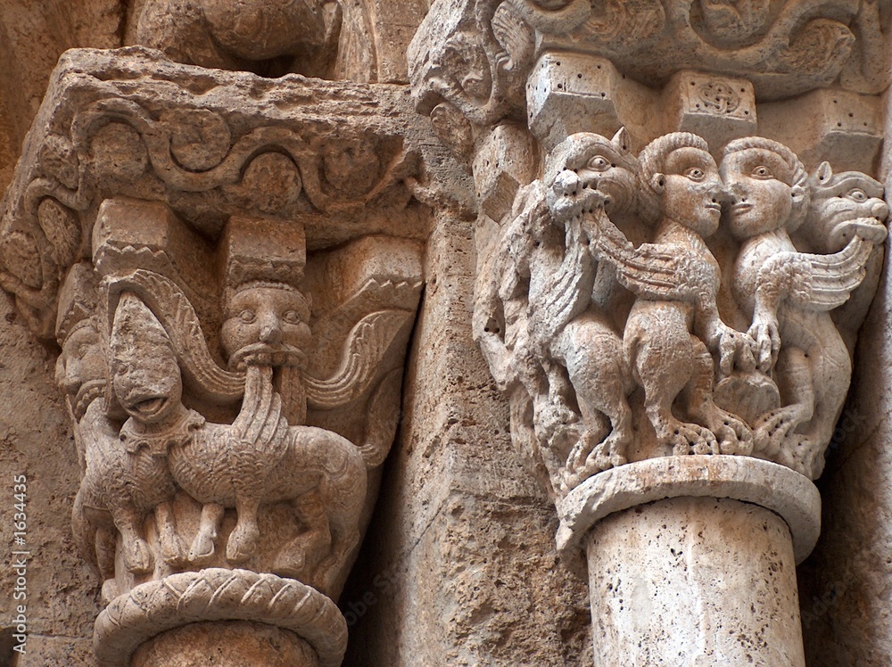 säulenkapitelle, kirche st. vinzenz, besalu