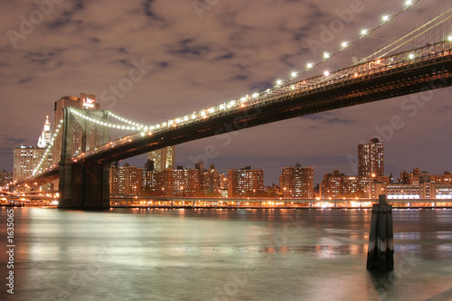 brooklyn bridge  at night