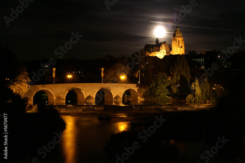 alte lahnbrücke in wetzlar bei nacht mit mond