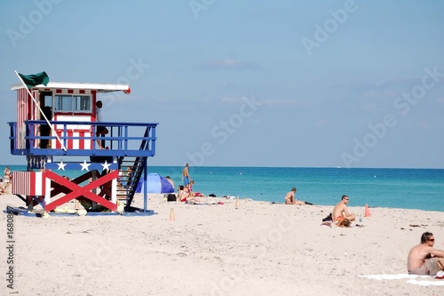 red white and blue lifeguard stand © Wimbledon