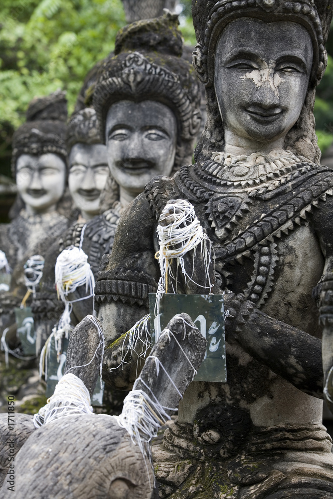 Fototapeta premium buddhistische steinfiguren