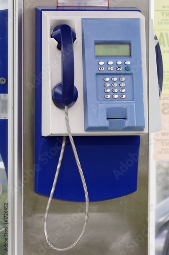 Cabine téléphonique.
