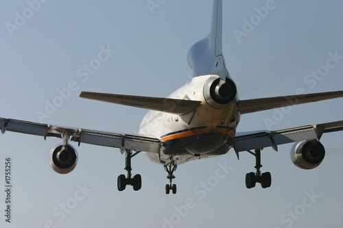 plane landing from behind 1