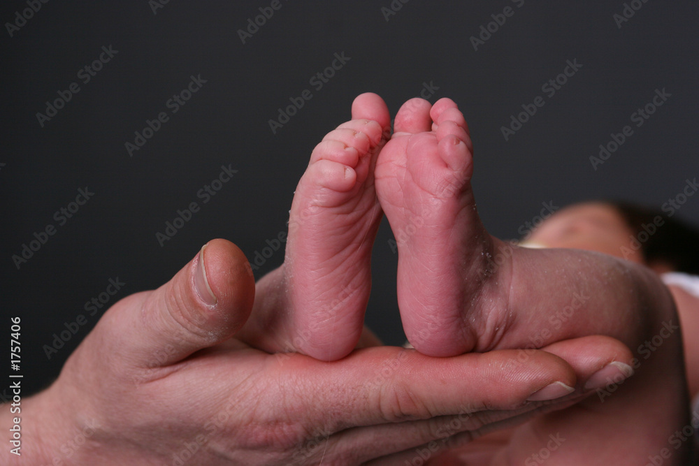 babyfüße auf hand
