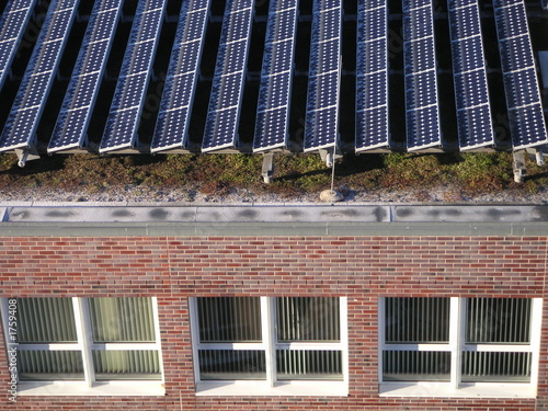bürogebäude mit solarzellen