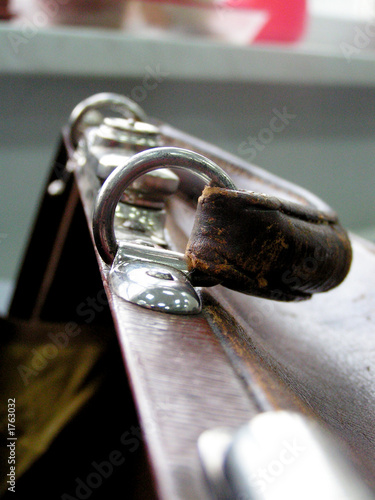 Konstfotografi handle old traveling bag