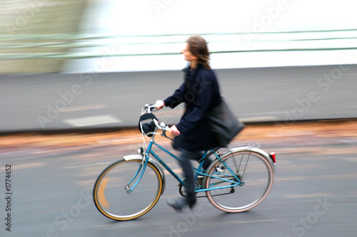 femme faisant du vélo