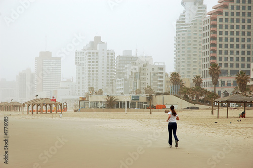 jogging on winter beach © Aradan