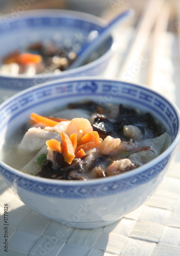 soupe chinoise aux raviolis