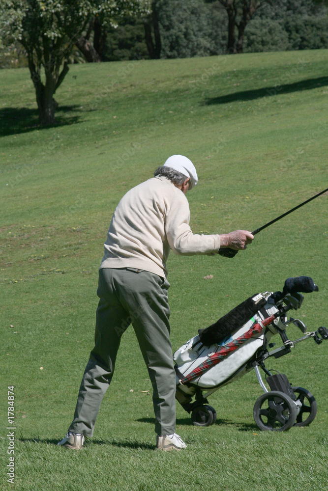 Obraz premium old golfer and cart
