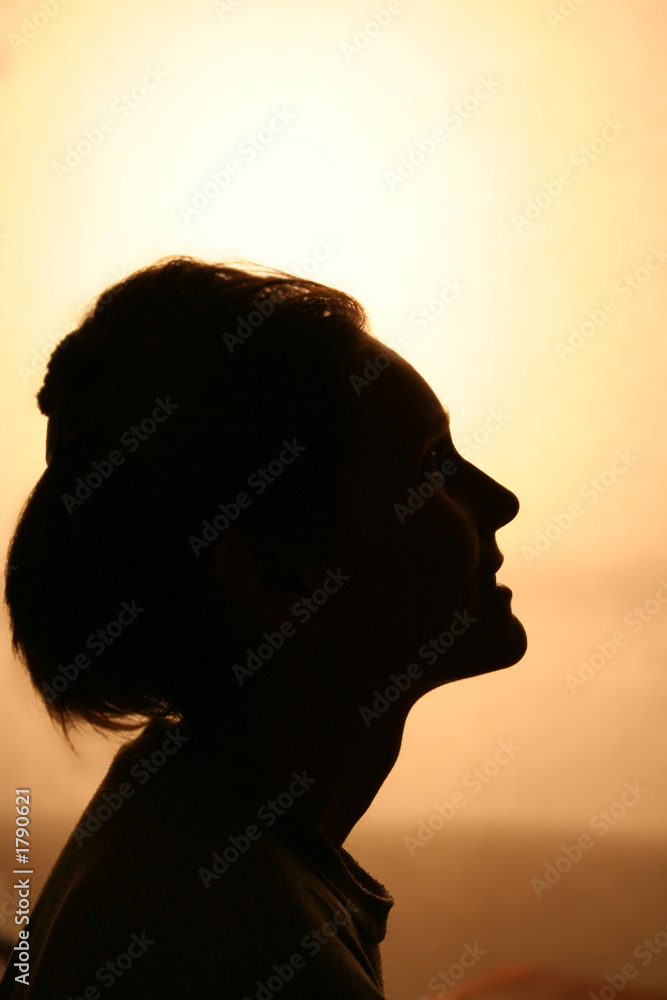 silhouette of smiling woman - obrazy, fototapety, plakaty 