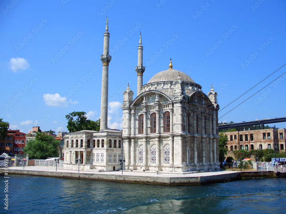 Obraz premium ortakoy mosque at bosphorus