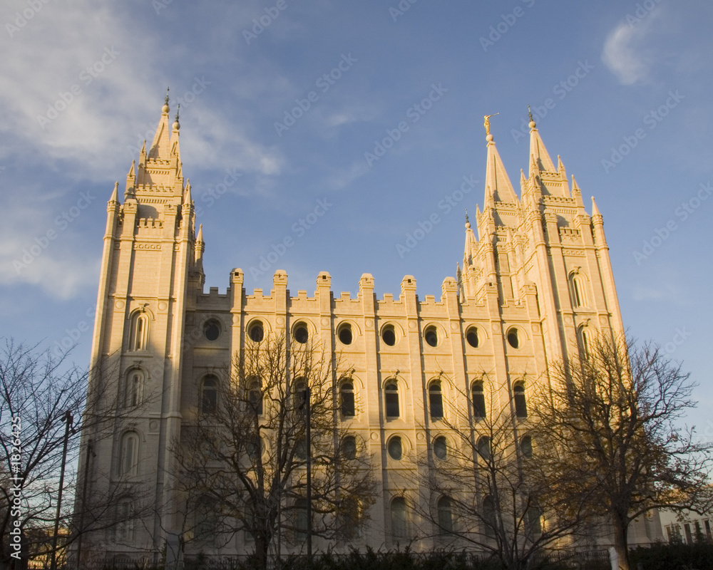 Fototapeta premium salt lake temple south side at dusk